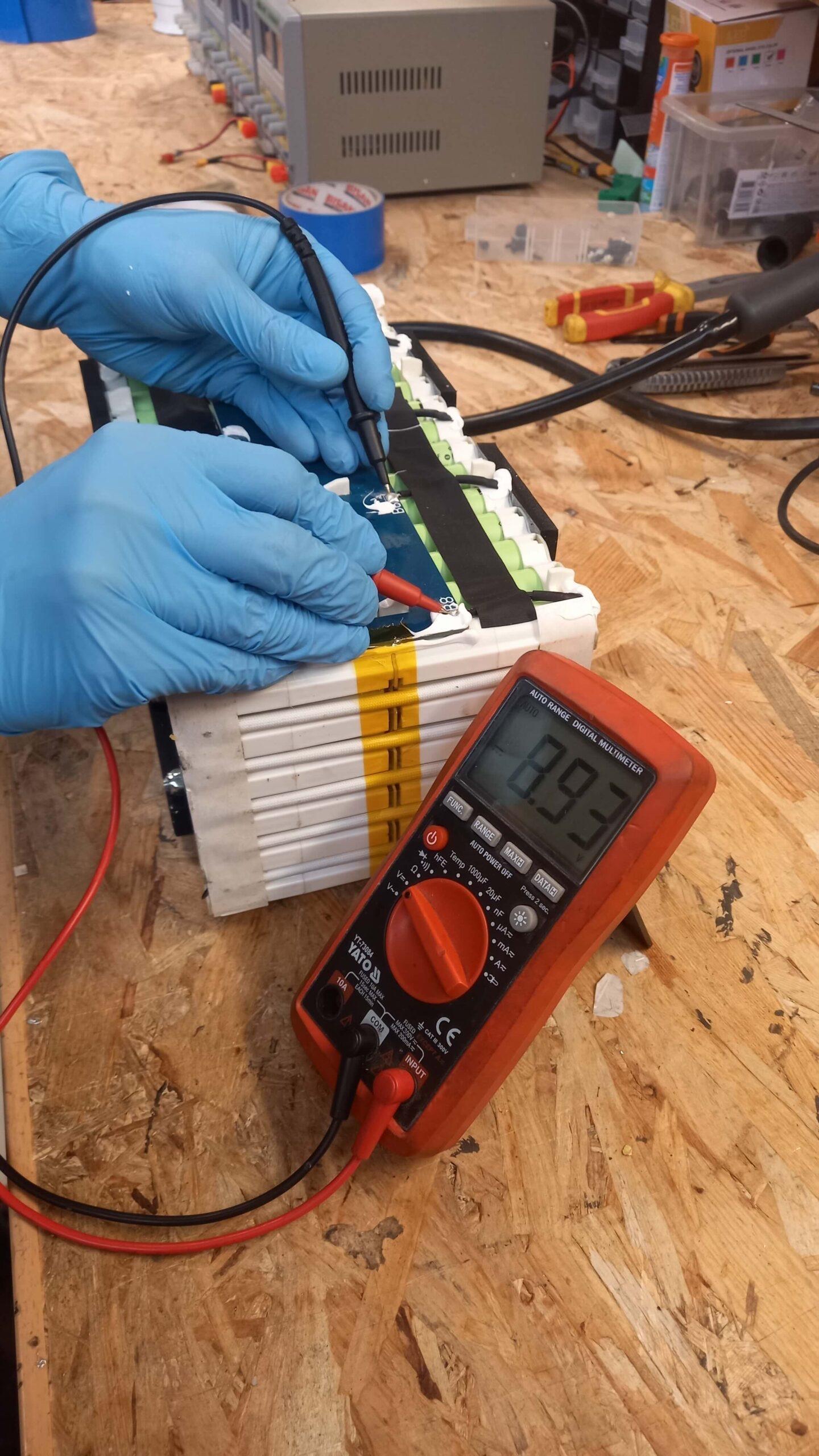 Defekte Lithium-Ionen-Akkuzellen mit Verschleiß