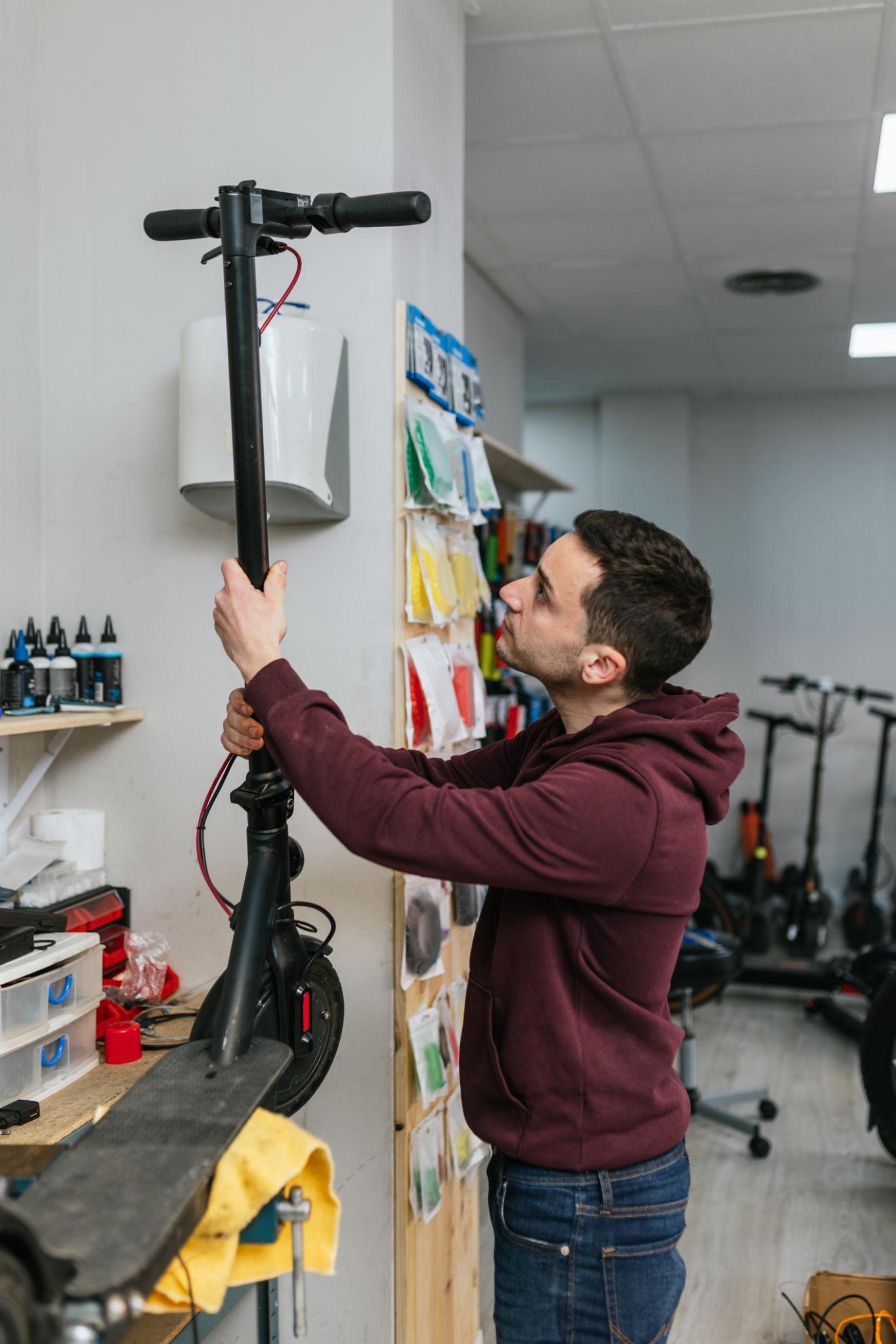 Detaillierter Aufbau und Komponenten einer E-Scooter Lenkstange