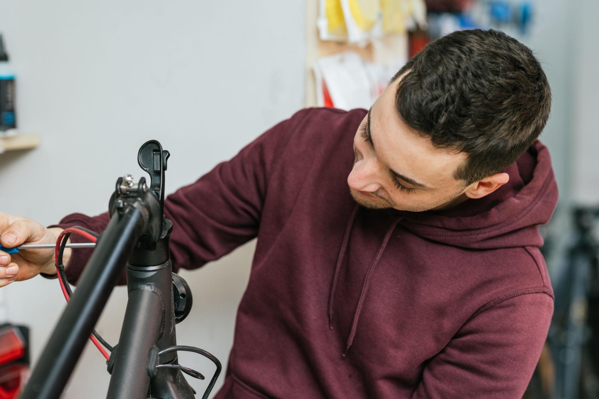 Reparatur und Wartung einer E-Scooter Lenkstange mit Werkzeugen